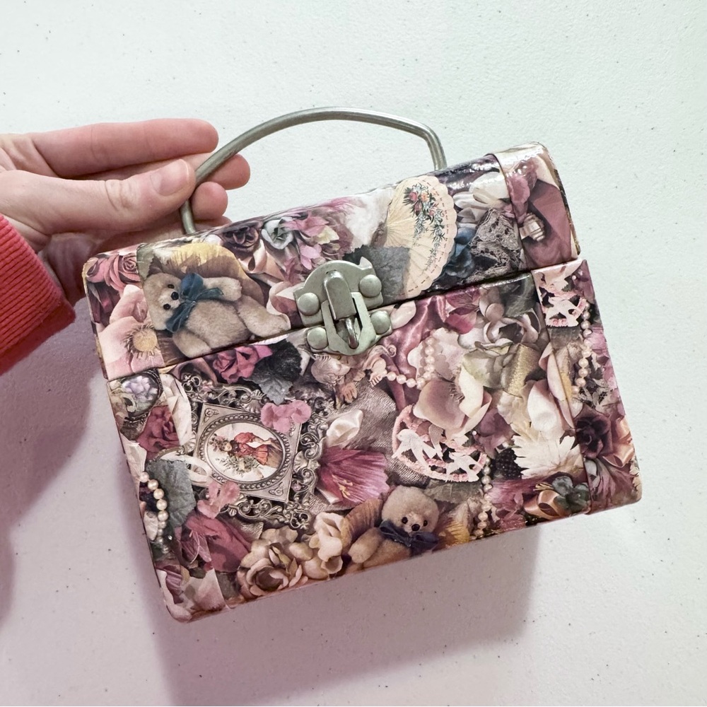 Vintage 90’s Floral Teddy Bear Print Box/Handbag w/latch - Picture 2 of 10